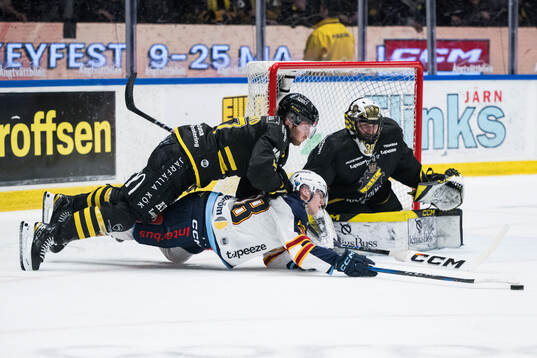 AIKs Alfred Barklund och målvakt Jonathan Stålberg och