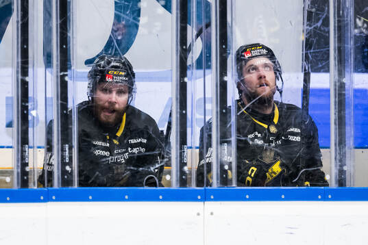 AIKs Lukas Zetterberg och Oskar Magnusson deppar