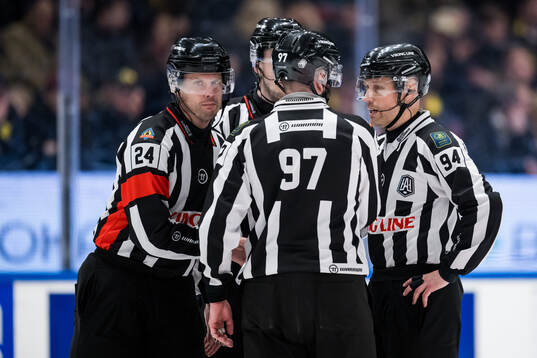 Domare Johan Magnusson och linjedomare Andreas Lundén