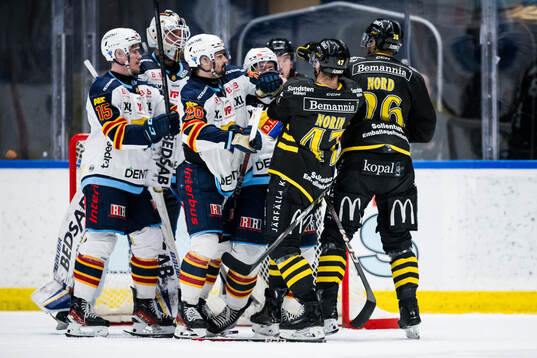 Djurgårdens Filip Eriksson och Jonathan Tychonick mot AIKs