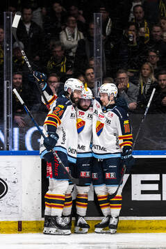 Djurgårdens Albin Grewe jublar med lagkamrater