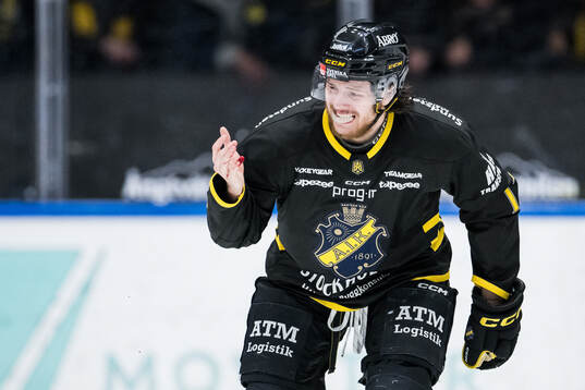 AIKs Scott Pooley med ett skadat finger