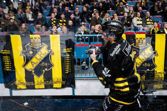 AIKs Scott Pooley med ett skadat finger