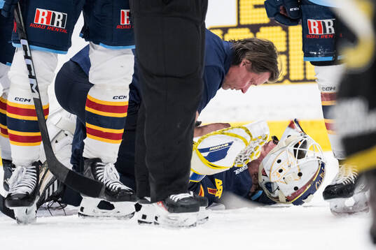Djurgårdens målvakt Marcus Gidlöf har ont