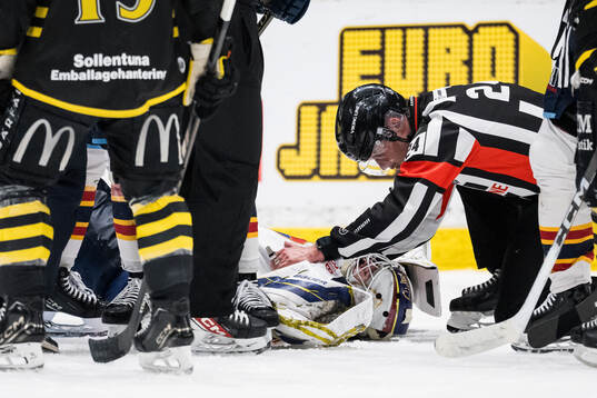 Djurgårdens målvakt Marcus Gidlöf har ont