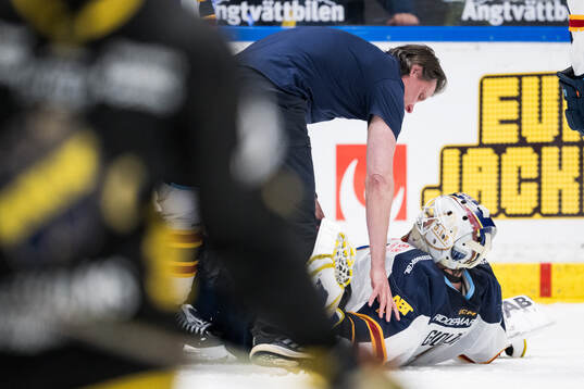 Djurgårdens målvakt Marcus Gidlöf har ont