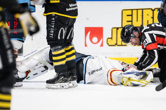 Djurgårdens målvakt Marcus Gidlöf har ont