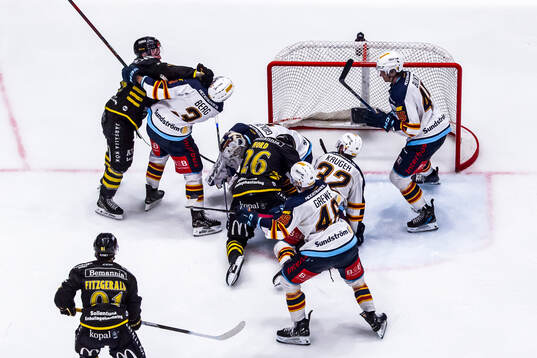 AIKs Jordan Bellerive och Djurgårdens August Berg  i bråk