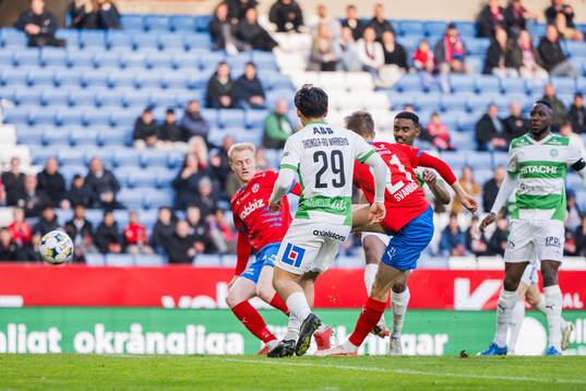Helsingborgs Adrian Svanbäck skjuter in 1-0 målet