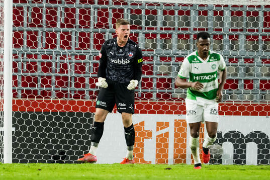 Helsingborgs målvakt Johan Brattberg jublar