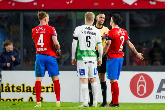 Domare Farouk nehdi i samtal med Västerås Simon Johansson