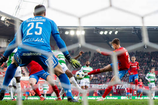 Helsingborgs Adrian Svanbäck gör 1-0 bakom Västerås