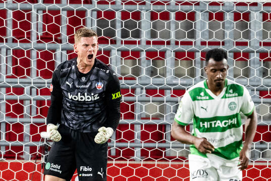 Helsingborgs målvakt Johan Brattberg jublar