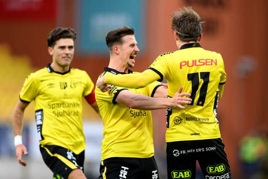 Elfsborgs Simon Olsson och Taylor Silverholt jublar