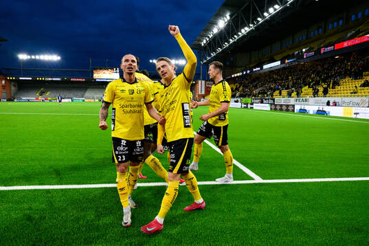 Elfsborgs Niklas Hult och Simon Hedlund jublar
