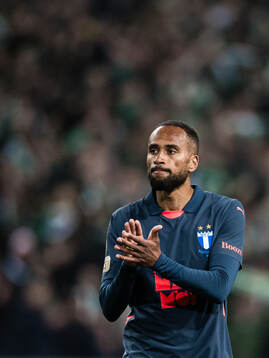 Malmö FFs Isaac Kiese Thelin applåderar publiken