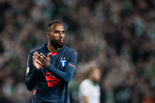 Malmö FFs Isaac Kiese Thelin applåderar publiken