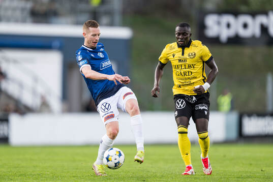Halmstads Gisli Eyjolfsson och Mjällbys Abdoulie Manneh