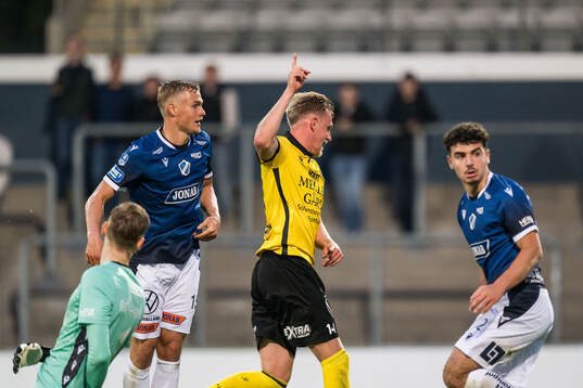 Mjällbys Herman Johansson jublar och Halmstads målvakt