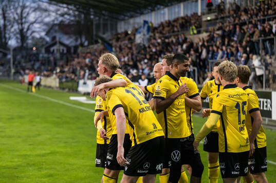 Mjällbys Herman Johansson jublar