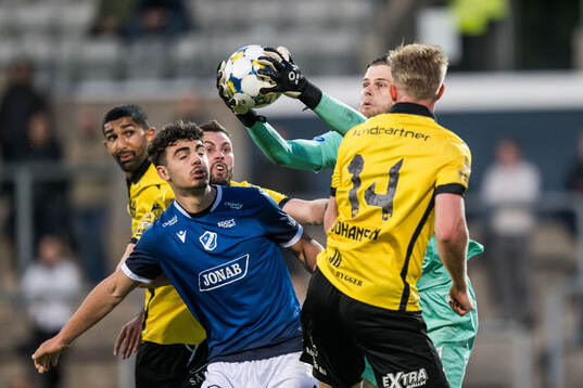 Halmstads Bleon Kurtulus och målvakt Tim Rönning