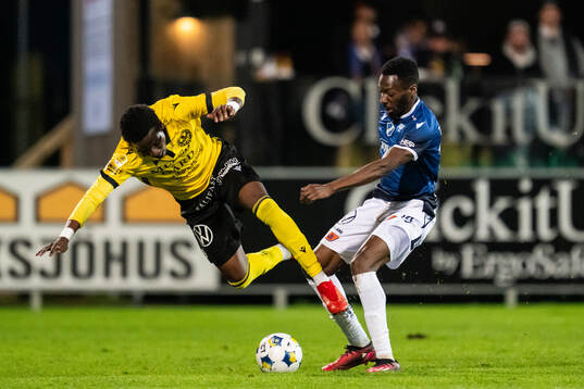 Mjällbys Calvin Kabuye och Halmstads Blair Sebastian