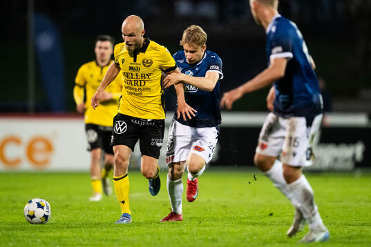 Mjällbys Viktor Gustafson och Halmstads Måns Andersson