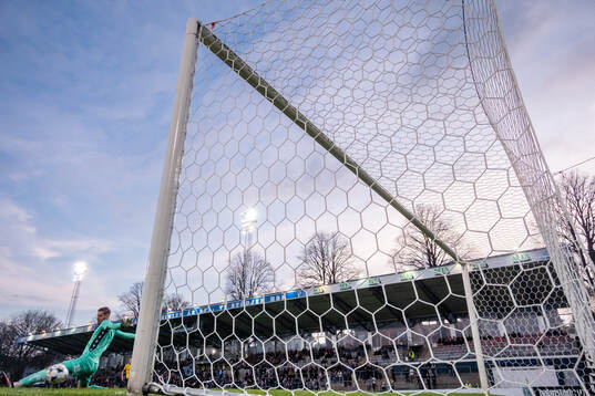 Mjällbys Abdoulie Manneh (ej i bild) gör 1-2 bakom