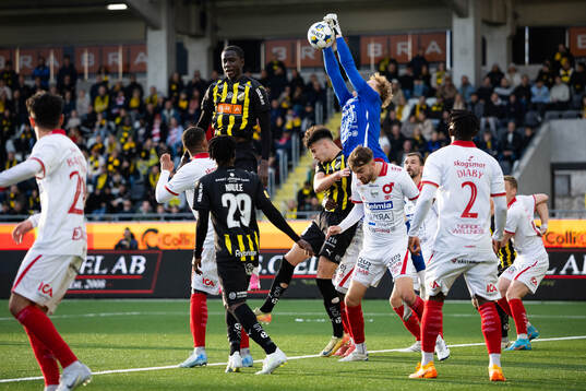 Degerfors målvakt Rasmus Forsell och Häckens Srdjan Hrstic
