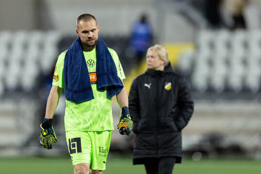 Häckens målvakt Oscar Jansson deppar