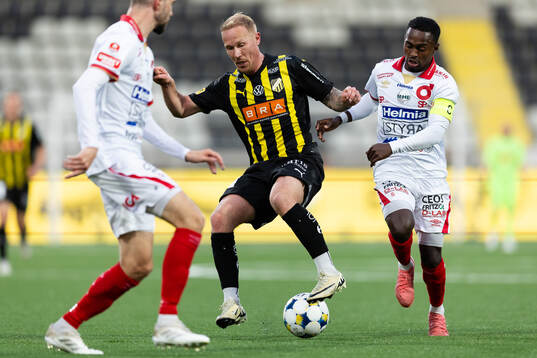 Häckens Mikkel Rygaard Jensen och Degerfors Nahom Netabay