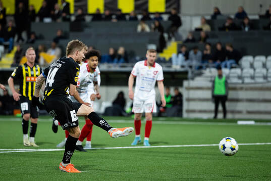 Häckens Simon Gustafson skjuter 2-4 på straff