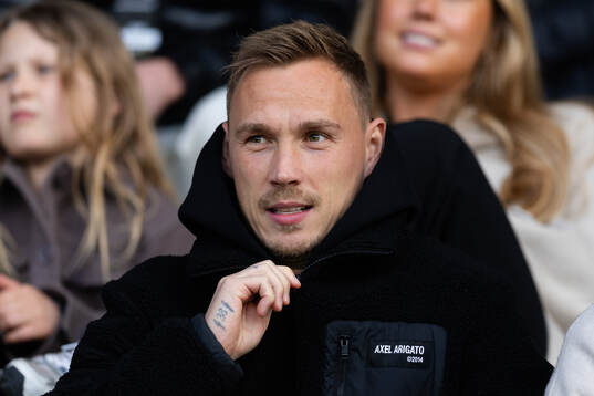 Häckens Jacob Barret Laursen på läktaren