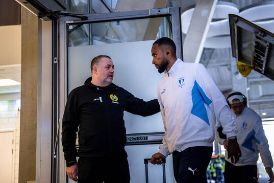 Malmö FFs Isaac Kiese Thelin anländer med laget till