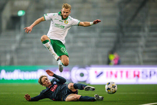 Malmö FFs Jens Stryger Larsen och Hammarbys Simon Strand