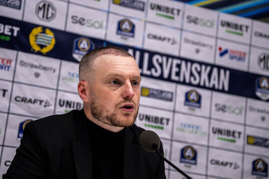 Hammarbys tränare Kim Hellberg på en presskonferens