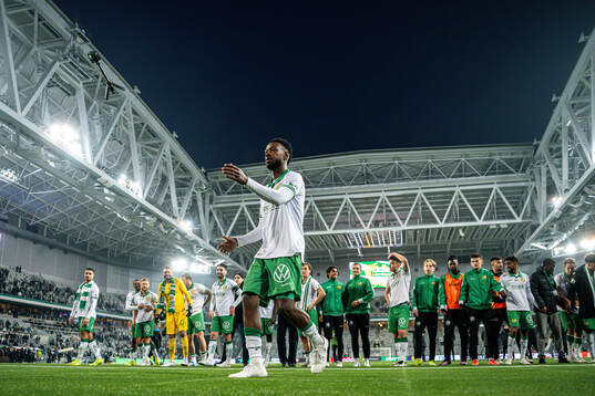Hammarbys Shaquille Pinas fångar en kamera