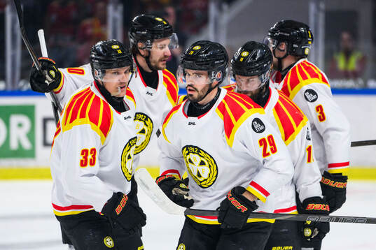 Brynäs Jakob Silfverberg och Axel Andersson jublar