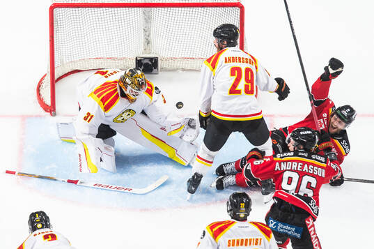 Brynäs målvakt Erik Källgren deppar och Luleås Anton