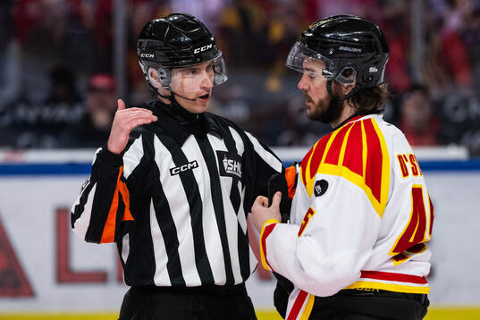 Domare Christoffer Holm och Brynäs Charles-Édouard