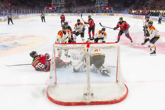 Luleås Frederic Allard gör 1-1 bakom Brynäs målvakt