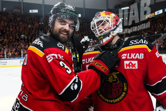 Luleås Frederic Allard och målvakt Matteus Ward jublar