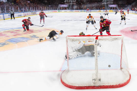 Luleås Pontus Andreasson gör 5-1 på Brynäs målvakt