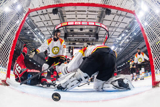 Luleås Anton Levtchi jublar och Brynäs Axel Andersson
