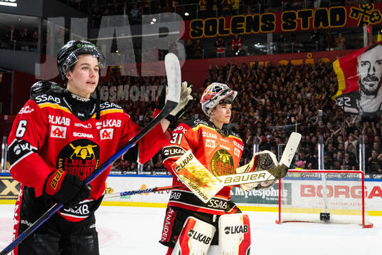 Luleås Isac Hedqvist och målvakt Matteus Ward jublar