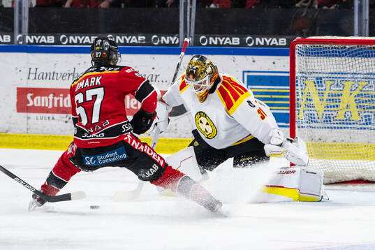 Luleås Linus Omark och Brynäs målvakt Erik Källgren