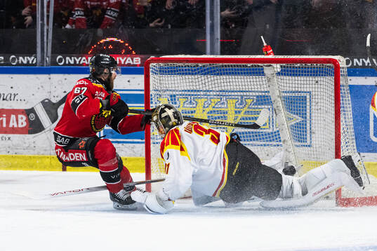 Luleås Linus Omark gör 2-1 bakom Brynäs målvakt Erik