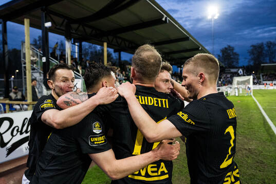 AIKs Johan Hove jublar med lagkamrater
