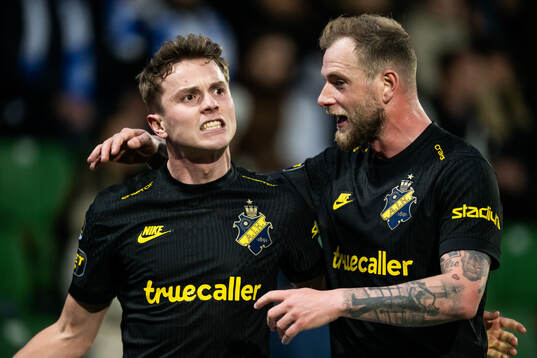 AIKs Johan Hove jublar med John Guidetti