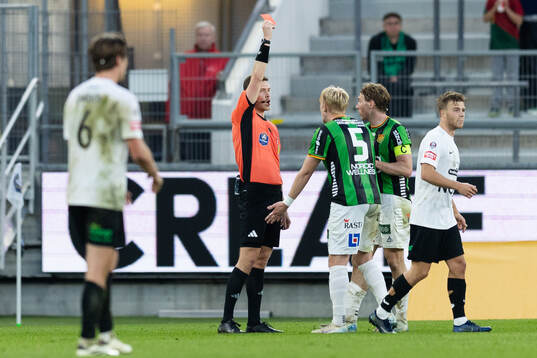 Domare Erik Mattsson delar ut ett rött kort till GAIS